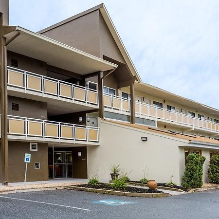 Days Inn By Wyndham Harrisburg North Bagian luar foto