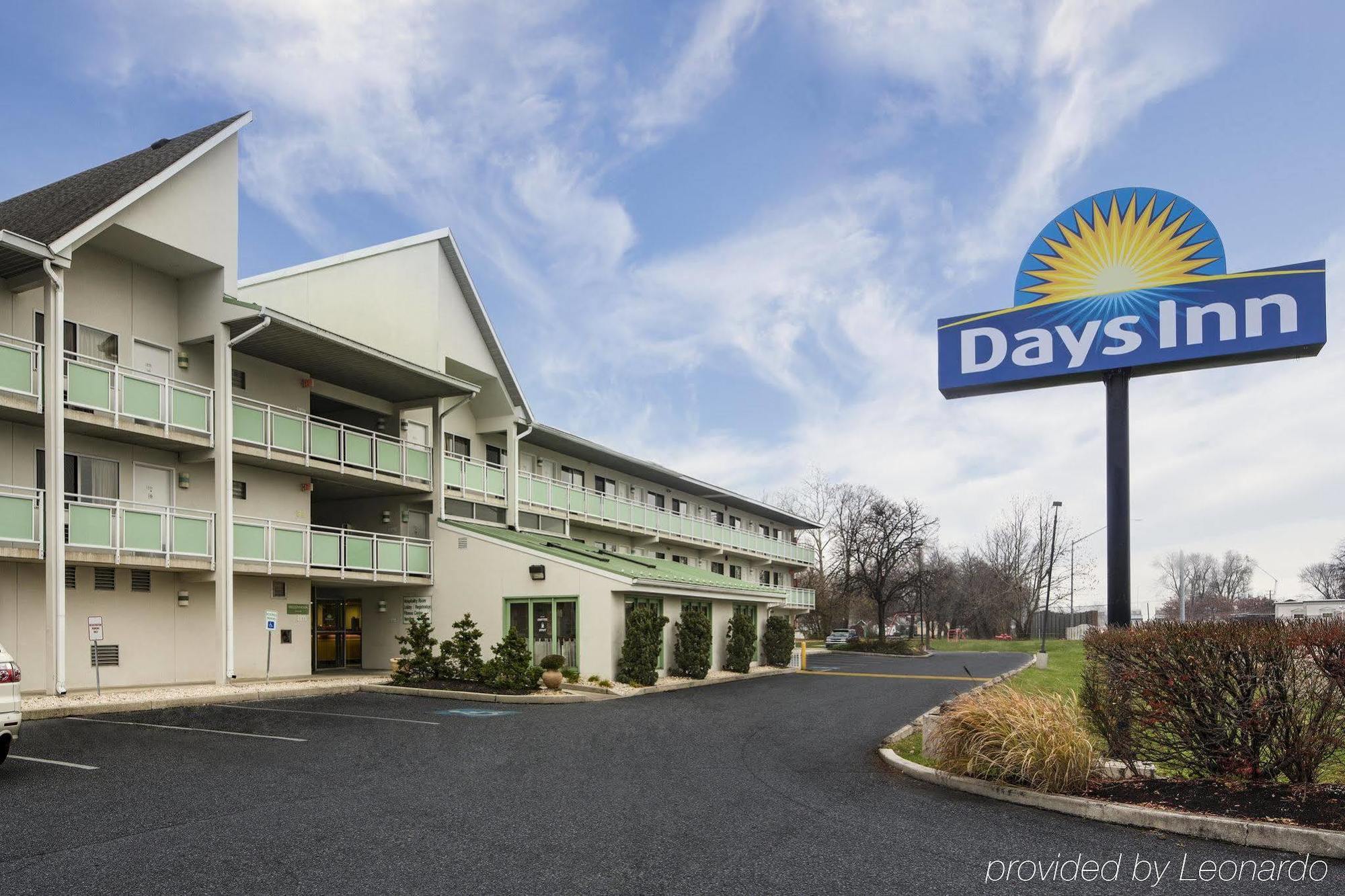 Days Inn By Wyndham Harrisburg North Bagian luar foto