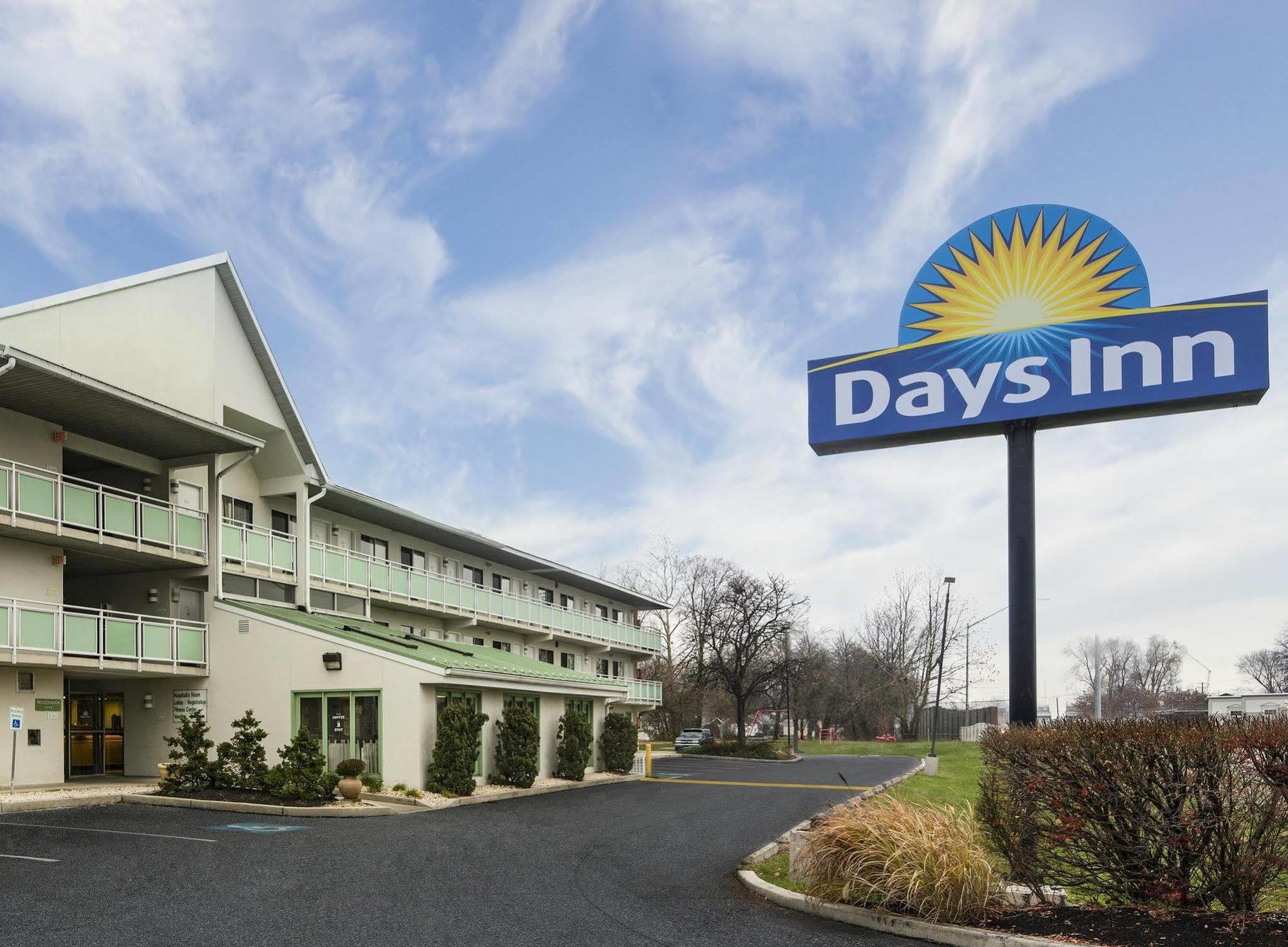 Days Inn By Wyndham Harrisburg North Bagian luar foto