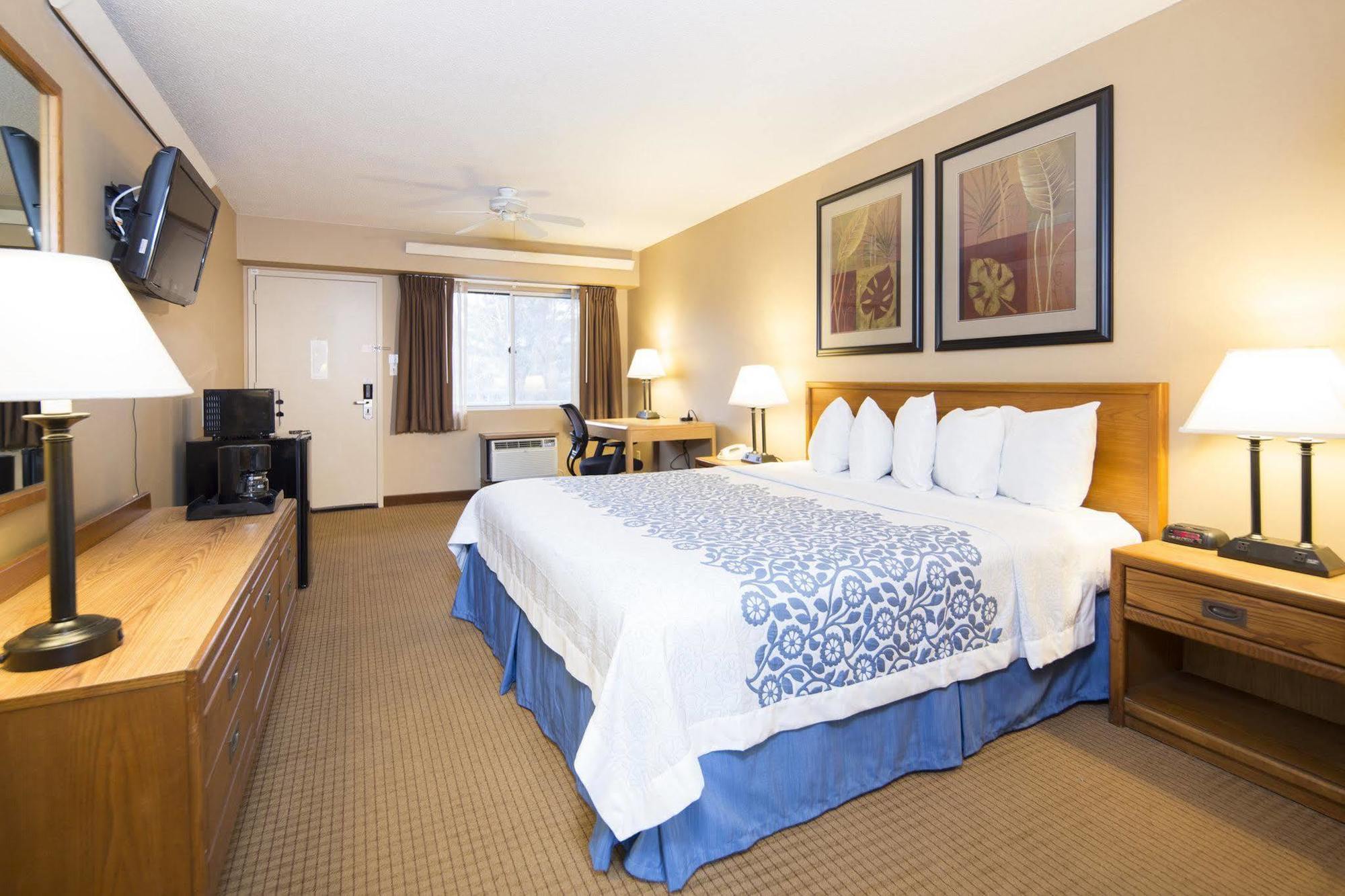 Days Inn By Wyndham Harrisburg North Bagian luar foto