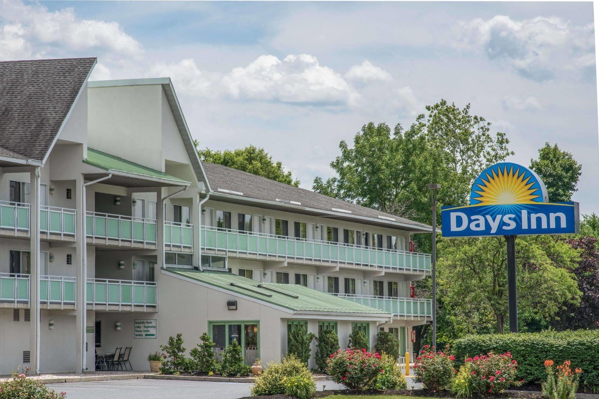 Days Inn By Wyndham Harrisburg North Bagian luar foto