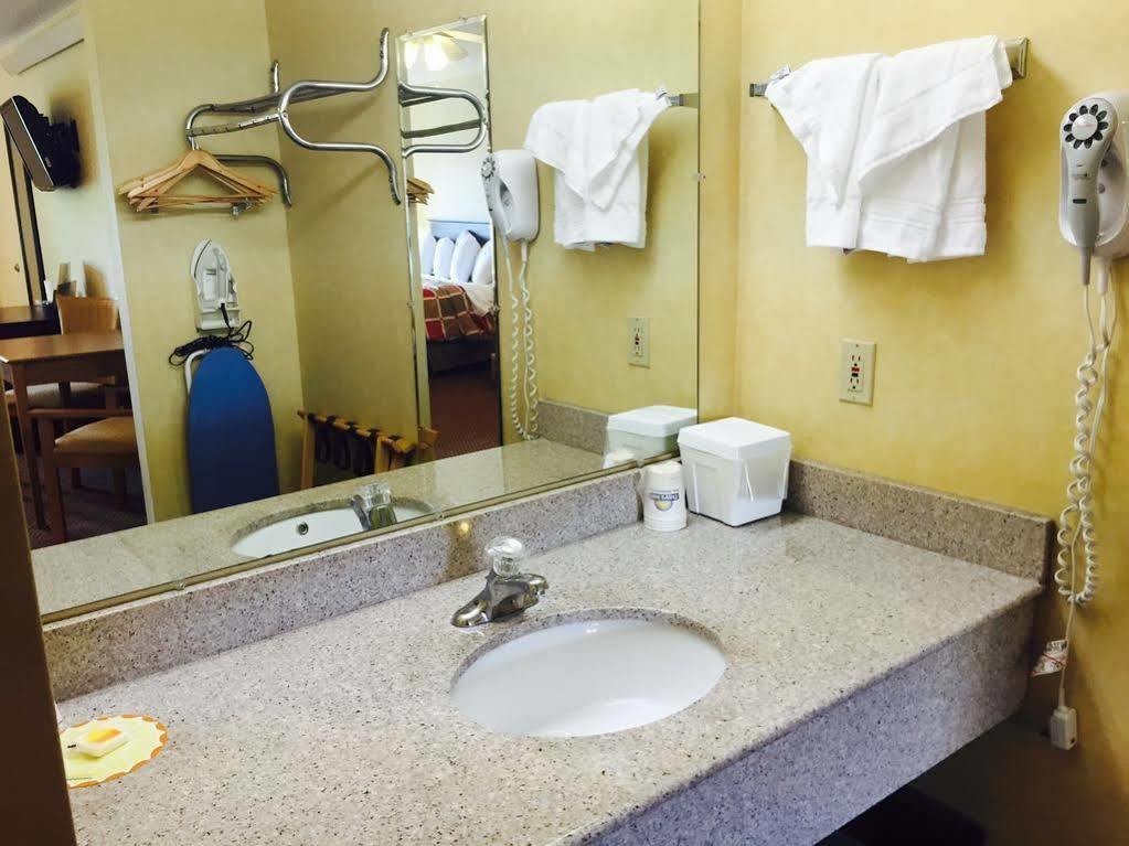 Days Inn By Wyndham Harrisburg North Bagian luar foto